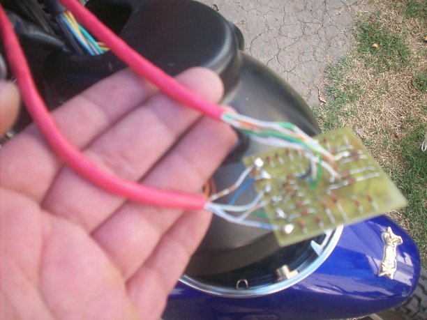 la plaqueta cabe perfecto dentro del farol envuelta en papel y cinta aisladora.jpg